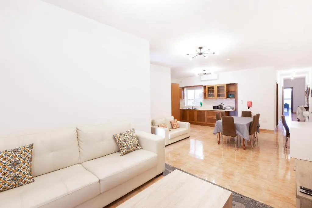 Gudja - Lovely 3 Bedroom Unit With Own Private Entrance