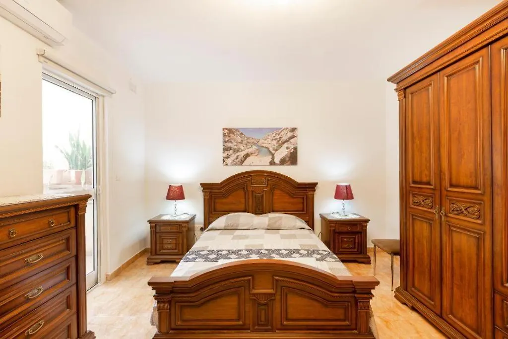 Gudja - Lovely 3 Bedroom Unit With Own Private Entrance 0*,