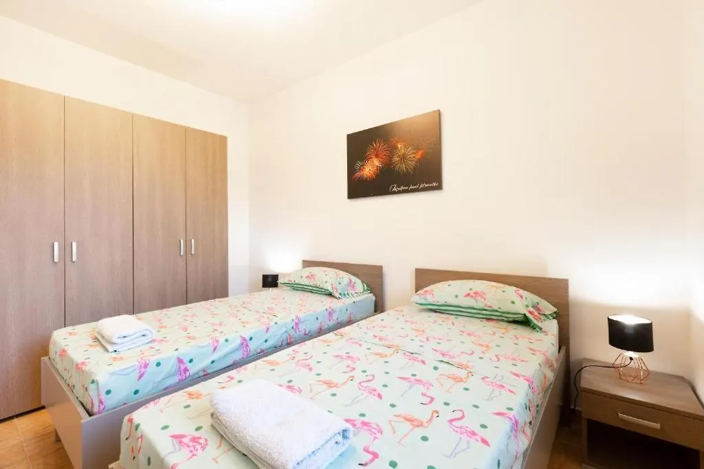 Gudja - Lovely 3 Bedroom Unit With Own Private Entrance