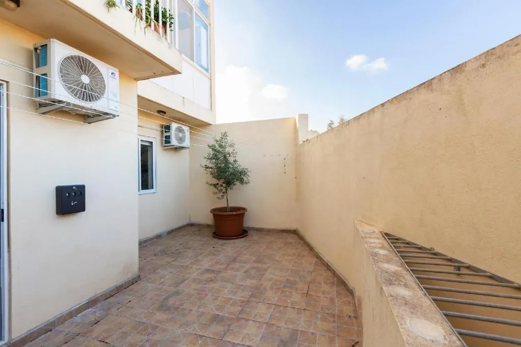 Gudja - Lovely 3 Bedroom Unit With Own Private Entrance 0*,