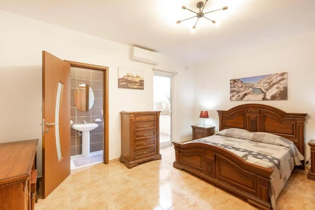 Gudja - Lovely 3 Bedroom Unit With Own Private Entrance